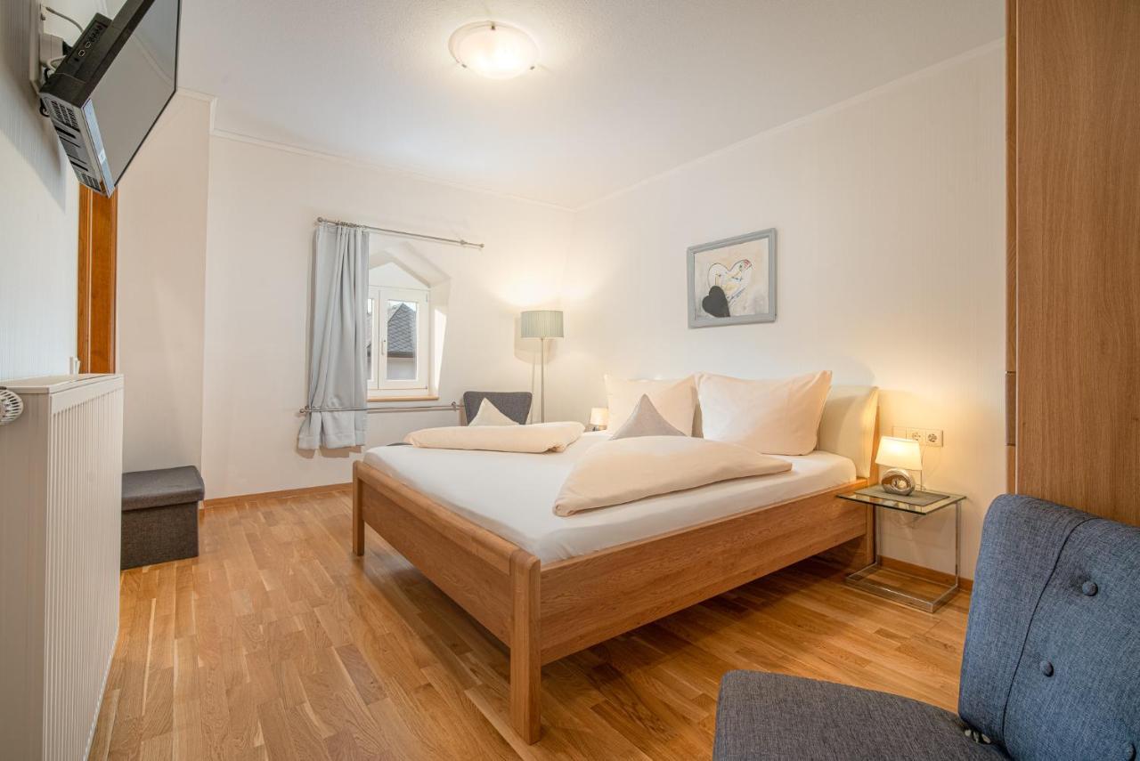 Hotel- Weingut- Moselloreley Piesport Bagian luar foto